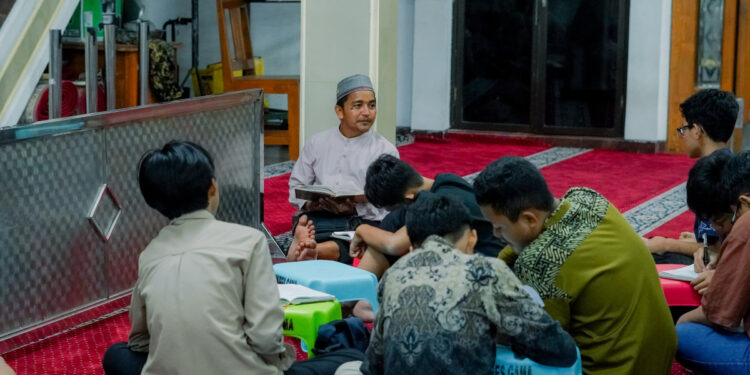Isi Liburan, Ponpes Gadingmangu Gelar Bazar Asrama
