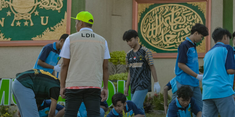 Kerja Bersama Bakti Untuk Negeri Sebagai Implementasi 29 Karakter Luhur