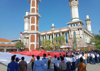 Ponpes Gadingmangu Bentangkan Bendera Merah Putih Raksasa Maknai Kebesaran Bangsa