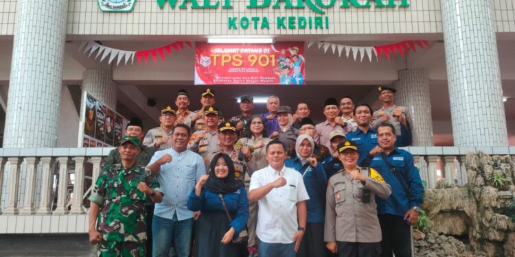 Kunjungi TPS Loksus Ponpes Wali Barokah, PJ Wali Kota Kediri Pastikan Pilkada Aman dan Kondusif